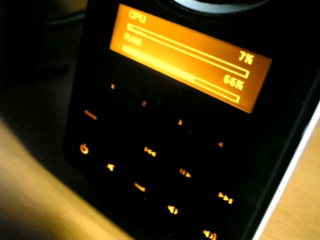 Logicoolのタッチパネル搭載 2.0chスピーカー「Z-10」を買ってみた