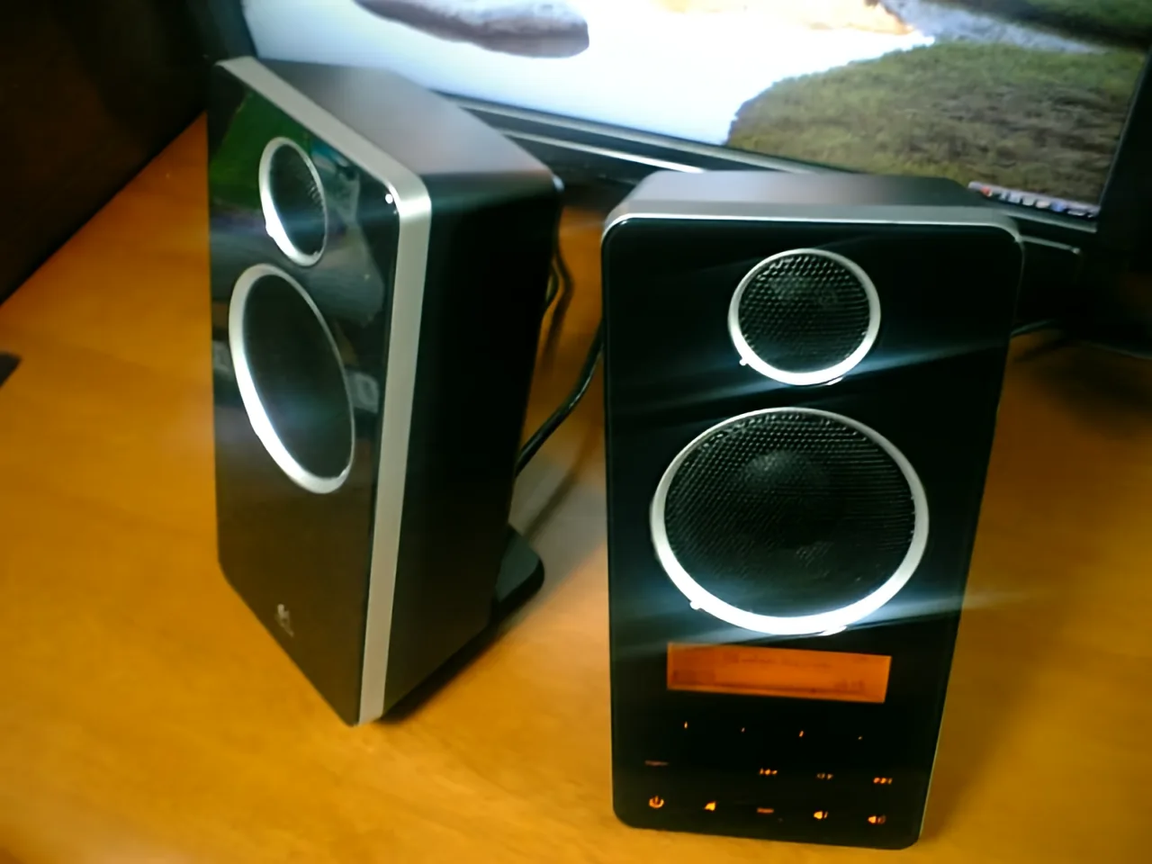 タッチパネル・ウーファー搭載 2.0chスピーカー Logicool Z-10 Logicoolのタッチパネル搭載 2.0chスピーカー「Z-10」を買って