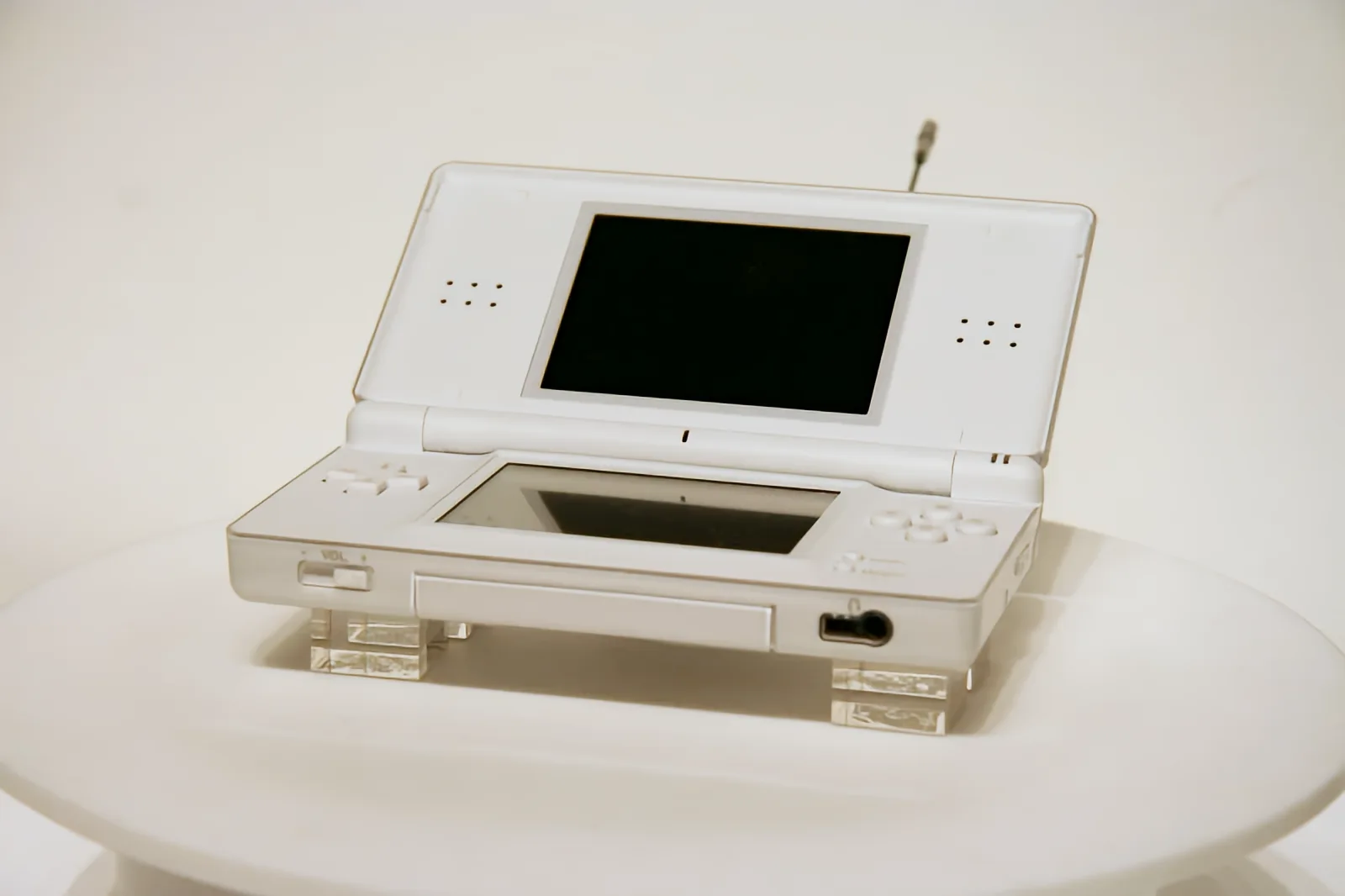 任天堂　DS Amazon.co.jp: ニンテンドーDS プラチナシルバー【メーカー生産