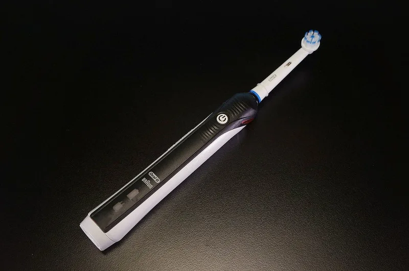 ️限定セール️ブラウン　オーラルB PRO2000 ホワイト電動歯ブラシ : ブラウン 電動歯ブラシ オーラルB PRO2000 D5015132WH