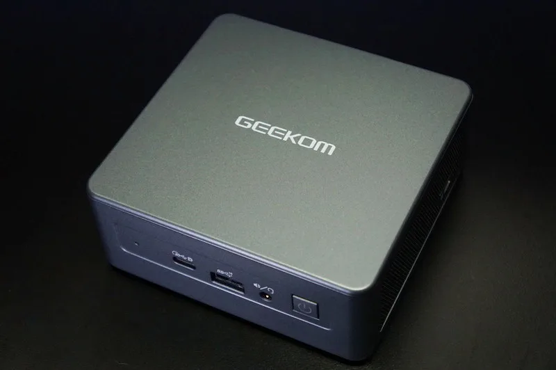 Geekom Mini IT11 ミニPC Intel i7 32GB 1TB Core i7 11390H搭載ミニPC「GEEKOM Mini IT11」レビュー – 片手
