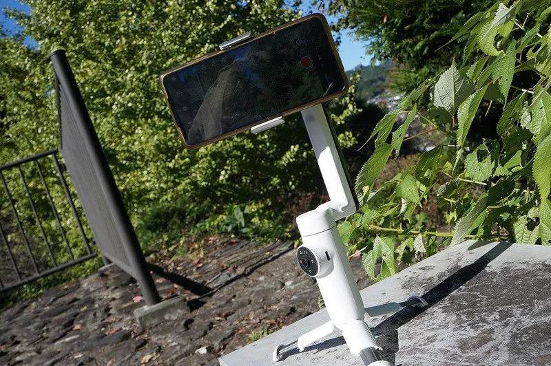 Insta360 flow インスタ360フロー　自動追跡機能　ジンバル Amazon.co.jp: Insta360 Flow - AI搭載スマートフォン用ジンバル
