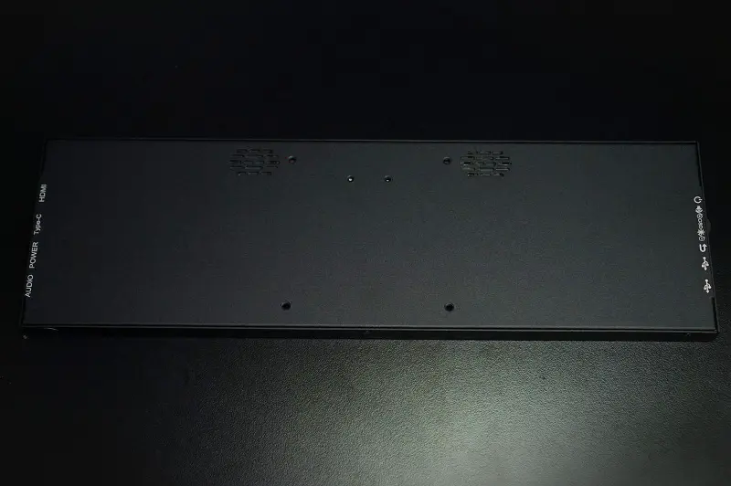 液晶の下スペースに最適！12.6インチ横長モバイルディスプレイの