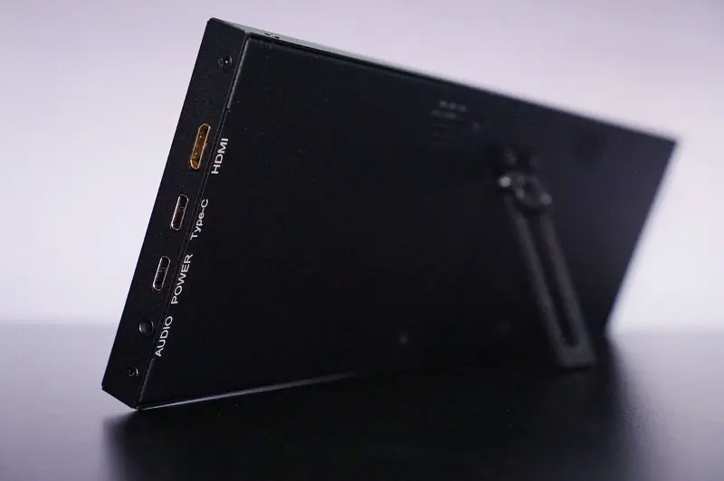 液晶の下スペースに最適！12.6インチ横長モバイルディスプレイの