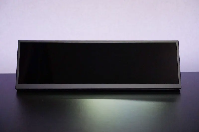 液晶の下スペースに最適！12.6インチ横長モバイルディスプレイの